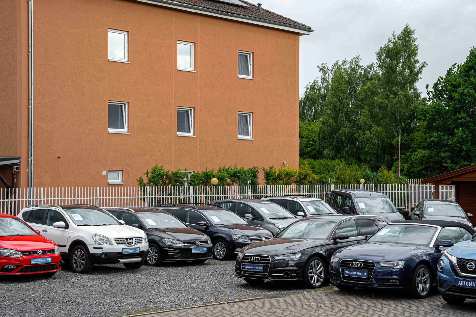 Gepflegte Gebrauchtwagen auf dem Hof von Autohaus Schwarze Heide in Hannover