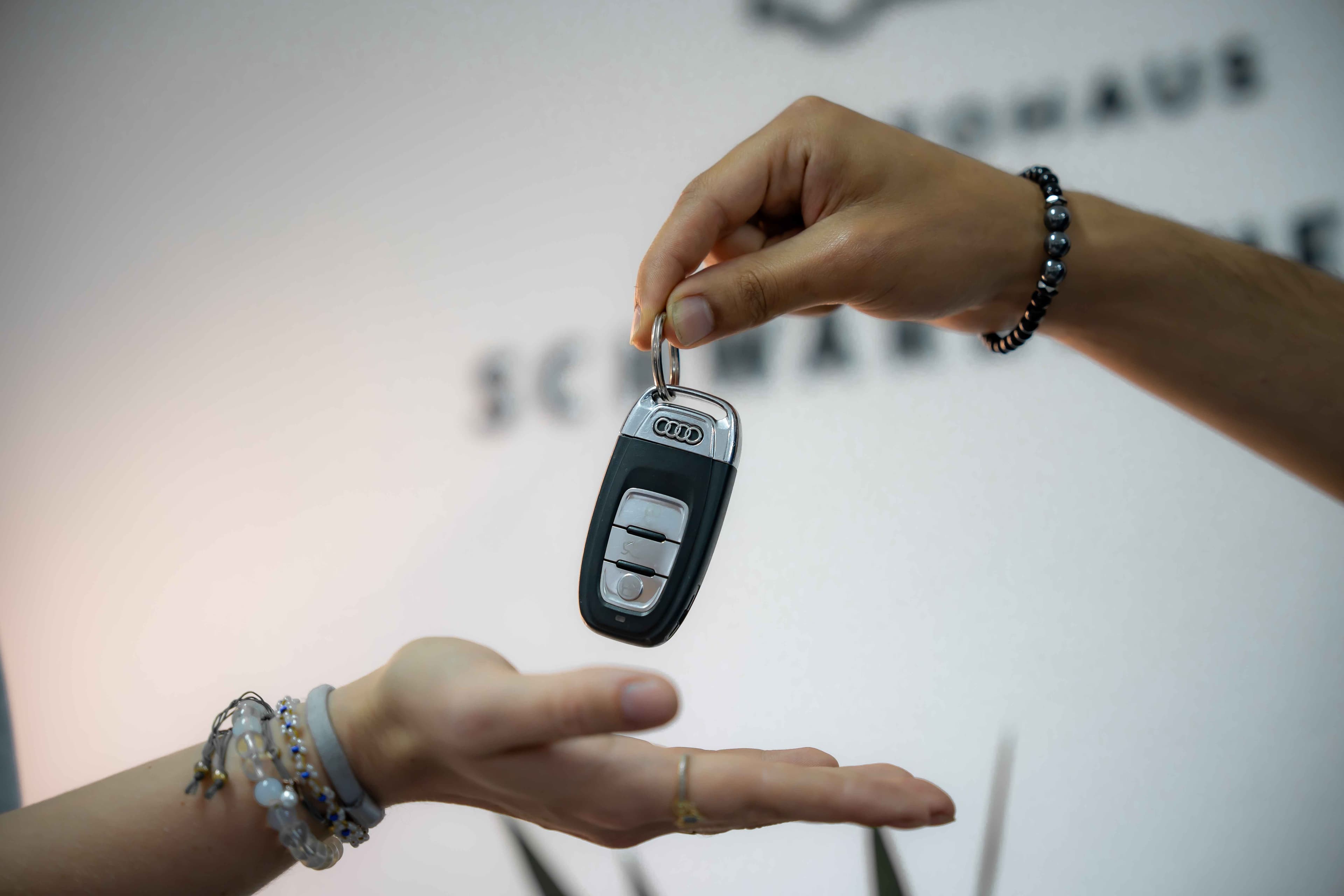 Schlüsselübergabe eines Audi an einen Kunden