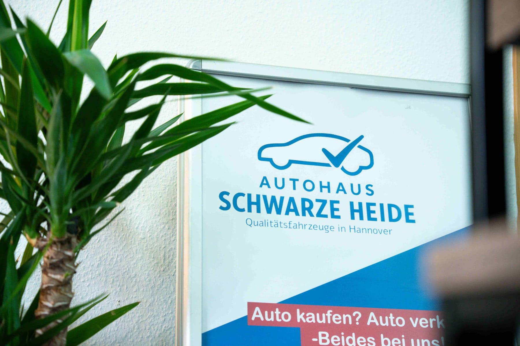 Aufsteller mit dem Logo des Autohaus Schwarze Heide