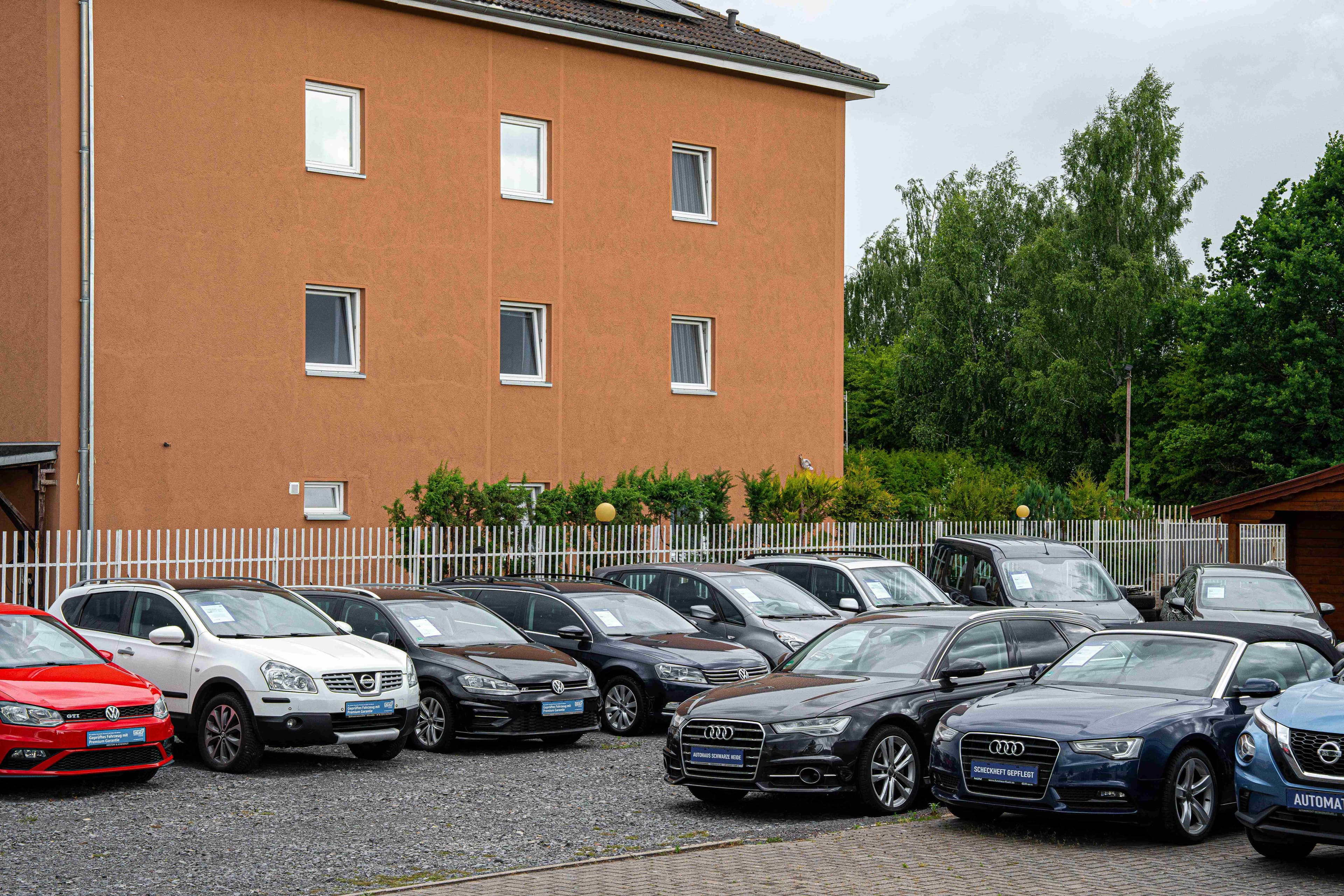Fahrzeuge auf dem Hof des Autohauses