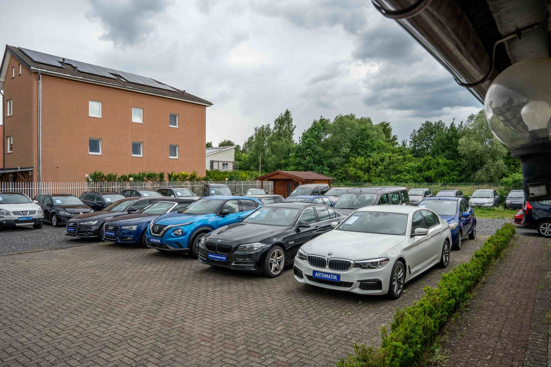 Geprüfte Fahrzeuge auf dem Hof des Autohauses