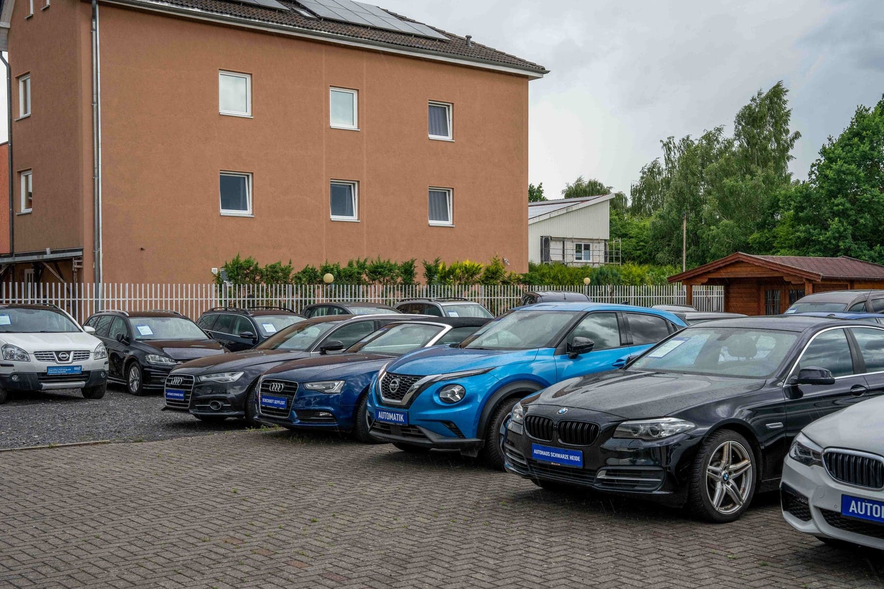 Aufgereihte Fahrzeuge im Fuhrpark des Autohaus Schwarze Heide