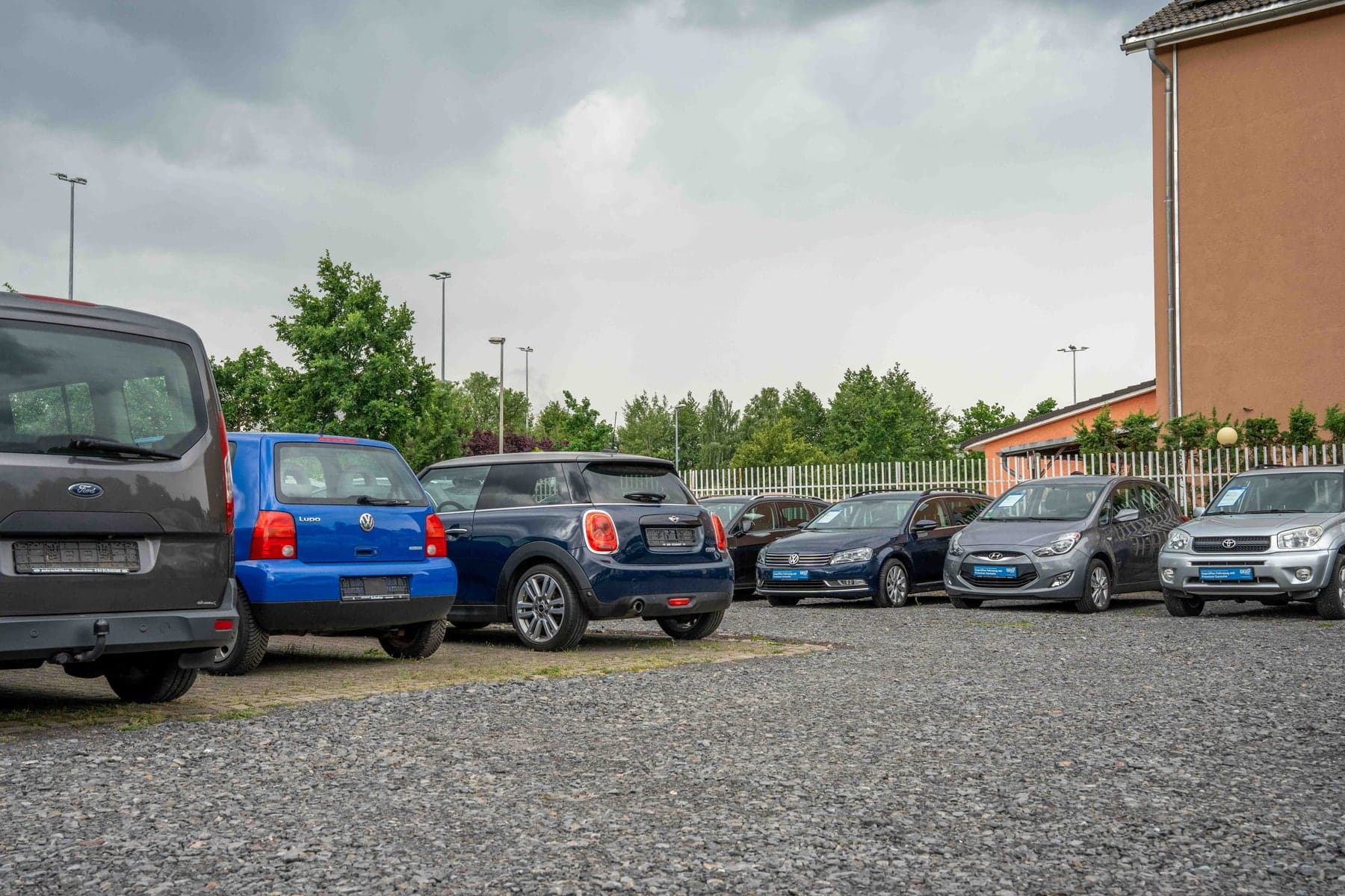 Weitere Fahrzeuge auf dem Stellplatz des Autohauses